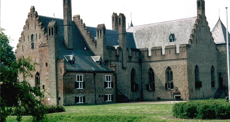 Kasteel Radboud in Medemblik uit 1288. Getrapte topgevels met ezelsruggen. De vensteropeningen met spitsbogen zijn gotisch