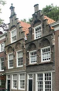 Dordrecht: Gotische gevel met driepassen in de nissen boven de ramen
