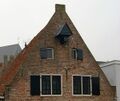 Achtergevel van het huis Donkerstraat 26, Harderwijk. Achtergevel. Bakstenen tuitgevel met vlechtingen en een rollaag.jpg