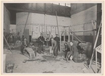 Leerlingen werken aan korfboog circa 1935