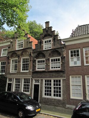 Twee Dordtse gevels in de Museumstraat
