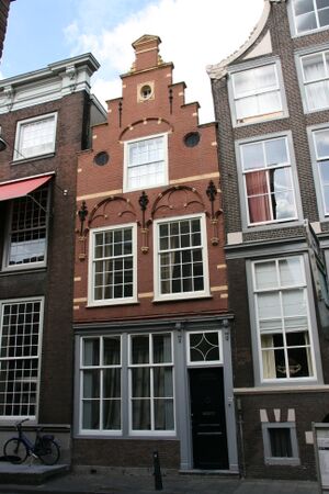 Dordtse gevel in de Wijnstraat geschilderd in Dordtse kleuren