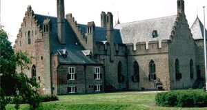 Kasteel Radboud uit 1288 in Medemblik. Getrapte topgevels met ezelsruggen. De vensteropeningen met spitsbogen zijn gotisch.