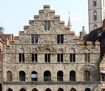 Korenstapelhuis in Gent, België uit 1175. Romaanse trapgevel van onregelmatige brokken natuursteen