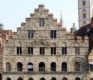 Korenstapelhuis in Gent, België uit 1175. Romaanse trapgevel van onregelmatige brokken natuursteen