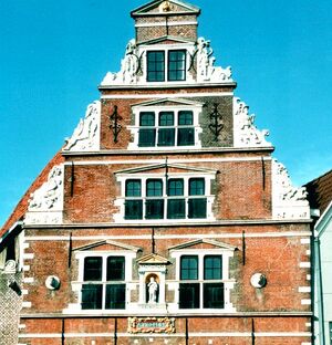 Hoorn, Kerkplein 39. Trapgevel uit 1563 in Renaissance-stijl. Klassieke driehoekige frontons en klauwstukken